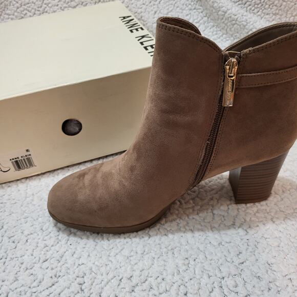 NEW Anne Klein Women's Regency Ankle Boot Bootie Truffle SIZE 9.5 M - Picture 3 of 8